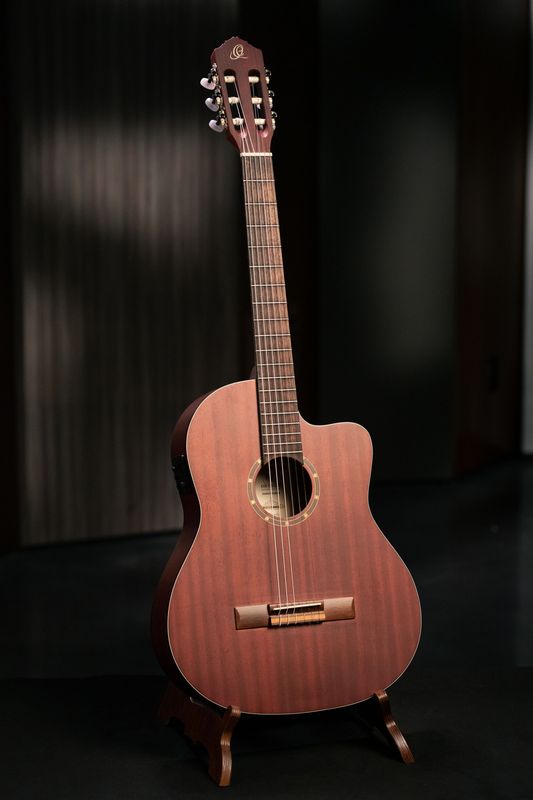 Ortega RCE125MMSN Klassisk gitar 4/4 Size, med mik, Thin, Slim Neck