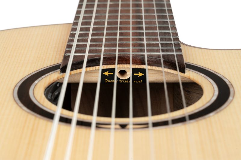 Ortega RCE158RW-8 Klassisk gitar 8-strängad, med mik.