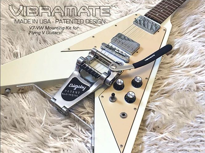 Hovedbilde Allparts Vibramate V7-VW adapts Bigbsy® B7 to fit on Flying V® includes Bracket Nickel