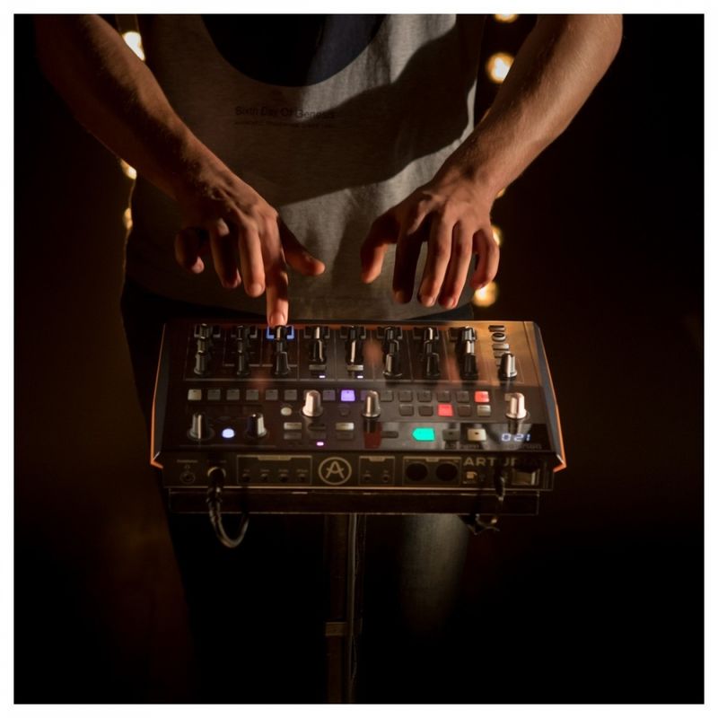 ARTURIA DrumBrute Impact Analog Drum Machine