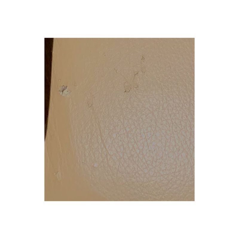 Brukt Pianokrakk i Beige Skinn og Varmt Treverk